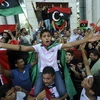 Những người Libya bày tỏ sự vui mừng khi có tin về cái chết của ông Gaddafi, tại Tripoli ngày 20/10. (Nguồn: THX/TTXVN)