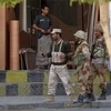 Binh sỹ quân đội Yemen tuần tra trên đường phố gần quảng trường Change ở thủ đô Sanaa, ngày 22/10. (Nguồn: AFP/TTXVN)
