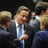 Thủ tướng Anh David Cameron (giữa) và Thủ tướng Đức Angela Merkel trong phiên họp của Hội đồng châu Âu tại Brussels ngày 26/10. (Nguồn: AFP/TTXVN)