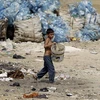 Em bé tại khu bãi rác ở phía Bắc thủ đô của Lebanon, ngày 22/9. (Nguồn: AFP/TTXVN)