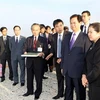 Thủ tướng Nguyễn Tấn Dũng thăm khu vực bị thiệt hại tại Nhật Bản. (Ảnh: Đức Tám/TTXVN)