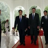 Hai Thủ tướng đến hội đàm tại Văn phòng Chính phủ sáng 7/11. (Ảnh: Trọng Đức/TTXVN)
