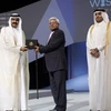 Ông Fazle Hasan Abed nhận giải nhất WISE 2011 từ Hoàng thân Cheikh Hamad bin Khalifa Al-Thani. (Ảnh: Nhất Phương/Vietnam+)