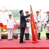 Thủ tướng Nguyễn Tấn Dũng gắn Huân chương Sao vàng lên lá cờ truyền thống của Học viện An ninh Nhân dân. (Ảnh: Đức Tám/TTXVN)