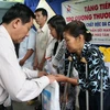 Tặng tiền trợ dưỡng thường xuyên và quà cho 50 nạn nhân chất độc da cam tại Đà Nẵng. (Ảnh: Văn Sơn/TTXVN)