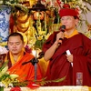 Đức Pháp vương Gyalwang Drukpa (bên phải) tại lễ cầu nguyện. (Ảnh: Thế Anh/TTXVN)