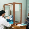 Cán bộ y tế Trung tâm y tế huyện Tân Phước (Tiền Giang) khám, tư vấn, điều trị cho bệnh nhân lao. (Ảnh: Dương Ngọc/TTXVN)