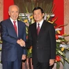 Chủ tịch nước Trương Tấn Sang đón Tổng thống Israel Shimon Peres. (Ảnh: Nguyễn khang/TTXVN)