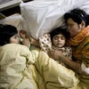 Naziran Abid (phải) và hai con gái tại Hiệp hội những người sống sót sau khi bị tạt axít ở Islamabad. (Nguồn: AFP/TTXVN)