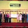Đại diện Western Union nhận chứng nhận Kỷ lục. (Ảnh: Vietnam+)