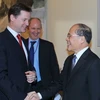 Chủ tịch Quốc hội Nguyễn Sinh Hùng gặp Phó Thủ tướng Anh, ông Nick Clegg. (Ảnh: Nhan Sáng/TTXVN)