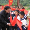 Chủ tịch nước Trương Tấn Sang thăm hỏi các cháu thiếu nhi thôn Pác Bó, xã Trường Hà, huyện Hà Quảng. (Ảnh: Nguyễn Khang/TTXVN)