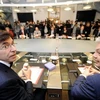 Thủ tướng Elio Di Rupo (trái), Phó Thủ tướng kiêm Bộ trưởng Ngoại giao Didier Reynders (phải) tham dự cuộc họp nội các đầu tiên ở Brussels, ngày 6/12. (Nguồn AFP/TTXVN)