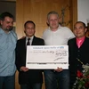 Những người bạn Đức và đại diện Hội người Việt Cottbus chụp ảnh lưu niệm tại buổi trao tiền quyên góp. (Ảnh: Thanh Hải/Vietnam+)