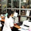 Thanh toán viện phí cho người bệnh có thẻ bảo hiểm y tế tại Bệnh viện Xanh Pôn. (Ảnh: Dương Ngọc/TTXVN)
