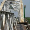 Cầu Chợ Lách bị đâm lệch trong một vụ tai nạn. (Nguồn: Vnexpress)