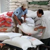Bốc xếp gạo xuất khẩu tại công ty Lương thực Đồng Tháp. (Ảnh: Đình Huệ/TTXVN)