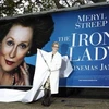 Nữ diễn viên Meryl Streep bên tấm poster quảng cáo cho bộ phim. (Nguồn: Reuters)
