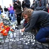 Nhiều người dân Bỉ đã tới quảng trường Saint-Lambert tưởng niệm các nạn nhân trong vụ xả súng kinh hoàng ngày 13/12 vừa qua, làm 4 người chết và hơn 100 người khác bị thương. (Nguồn: AFP/TTXVN)