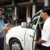 Kiểm tra hoạt động của taxi tại khu vực Cảng Hàng không Tân Sơn Nhất. (Nguồn: ANTĐ)