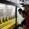 Trưng bày hiện vật gốm sứ sơn mài, pháp lam thời Nguyễn tại Bảo tàng cổ vật cung đình Huế. (Ảnh: Anh Tuấn/TTXVN)