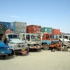 Xe tải tiếp tế của NATO chờ tại khu vực biên giới Pakistan sau khi nước này đóng cửa biên giới đối với các xe tiếp tế của NATO. (Nguồn: AFP/TTXVN)