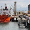 Tàu vào nhận nhiên liệu tại cảng xuất sản phẩm - Nhà máy lọc dầu Dung Quất (Quảng Ngãi). (Ảnh: Thanh Long/TTXVN)