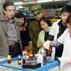 Kiểm tra các mẫu gia vị tại siêu thị Vân Hồ (quận Hai Bà Trưng). (Ảnh: Dương Ngọc/TTXVN)