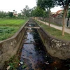 Hệ thống nước thải chưa qua xử lý từ khu công nghiệp Bắc Vinh xả thẳng ra trung tâm khu dân cư ở xã Hưng Đông, thành phố Vinh ngày 4/1/2011. (Ảnh: Lan Xuân/TTXVN)