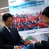 Tiến sỹ Vũ Tiến Lộc – Chủ tịch Phòng Thương mại và Công nghiệp Việt Nam thăm các gian hàng. (Nguồn: DĐDN)