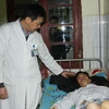 Thăm khám bệnh nhân Quân sau phẫu thuật. (Nguồn: Baolaocai.vn) 