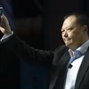 Giám đốc điều hành (CEO) Peter Chou cầm mẫu HTC Titan II. (Nguồn: Reuters)