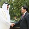 Chủ tịch nước Trương Tấn Sang đón Quốc vương Nhà nước Qatar, Ngài Hamad Bin Khalifa Al Thani. (Ảnh: Nguyễn Khang/TTXVN)