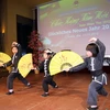 Các võ sinh nhí của môn phái Nam Hồng Sơn biểu diễn võ thuật. (Ảnh: Văn Long-Thanh Hải/Vietnam+)