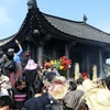 Khách thập phương thắp hương, cầu tài lộc tại chùa Đồng (Yên Tử). (Ảnh: Đình Trân/TTXVN)