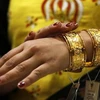 Một phụ nữ Ấn Độ lựa chọn vòng vàng tại cửa hàng trang sức ở Ấn Độ. (Nguồn: AP)