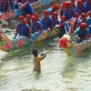 Một cậu bé Lý Sơn đang tát nước “làm phép” cầu mong may mắn cho thuyền đua của làng mình.(Nguồn: Internet)