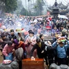 Du khách về dự ngày hội dâng hương tại chùa Thiên Trù. (Ảnh: Thanh Tùng/TTXVN)