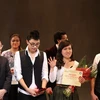 Đại sứ Việt Nam tại Pháp Dương Chi Dũng trao giải nhất cuộc thi "Tài năng trẻ Việt Nam tại Pháp " cho bộ ba Hà My-Minh Anh và Hoàng Long. (Nguồn: Lê Hà-Trọng Tuyên/Vietnam+)