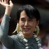 Bà San Suu Kyi vẫy chào người ủng hộ tại Dawei. (Nguồn: Reuters)