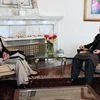 Tổng thống Afghanistan Hamid Karzai có cuộc gặp với Ngoại trưởng Pakistan Hina Rabbani Khar đang thăm Afghanistan. (Nguồn: AFP/TTXVN)
