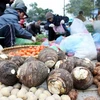Mua bán rau củ tại chợ đầu mối phía nam Hà Nội. (Ảnh: An Đăng/TTXVN)
