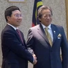 Bộ trưởng Ngoại giao Malaysia Anifah Aman đón Bộ trưởng Ngoại giao Phạm Bình Minh. (Ảnh: Xuân Triển/TTXVN)