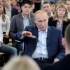 Thủ tướng Nga Vladimir Putin đã gặp gỡ sinh viên trường Đại học Bách khoa trong chuyến đi vận động bầu cử Tổng thống ở thành phố Tomsk, Siberia. (Nguồn: AFP/TTXVN)
