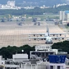 Máy bay quân sự Mỹ tại căn cứ không quân Futenma ở Ginowan, Okinawa ngày 24/4/2010. (Nguồn: AFP/TTXVN)