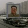 Xe chở chân dung nhà lãnh đạo Kim Jong-il dẫn đầu trong lễ tang. (Nguồn: AFP/TTXVN)