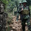 Chiến sỹ Đồn Biên phòng Hữu Nghị tuần tra kiểm soát đường mòn biên giới thuộc địa bàn huyện Cao Lộc. (Ảnh: Tuấn Anh/TTXVN)