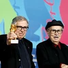 Hai anh em Paolo Taviani và Vittorio Taviani nhận giải “Gấu vàng” cho bộ phim “Caesar Must Die”. (Nguồn: Getty Images)