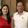 Tổng thống Philippines Benigno Aquino và MC truyền hình người Hàn Quốc Grace Lee. (Nguồn: AP)