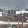 Tàu của hai ngư dân Trung Quốc gặp nạn được đưa về khu vực biển thuộc TP Hạ Long. (Nguồn: petrotimes.vn)